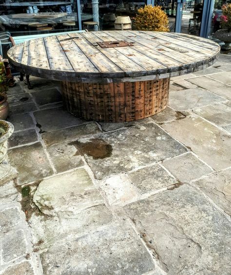 Large garden table from a giant cable reel Large Spool Table Ideas, Cable Reel Table, Cable Reels, Spool Tables, Cable Reel, Barrel Furniture, Gardens Design, Large Garden, Outdoor Gardens Design