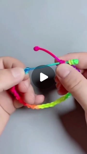 Easy Cool Bracelets Diy, Easy Bracelets For Beginners, Kids Bracelets Diy, Thailand Crafts, Easy Bracelets To Make, Kids Craft Corner, Easy Bracelets, Kids Jewelry Diy, Paper Bracelet