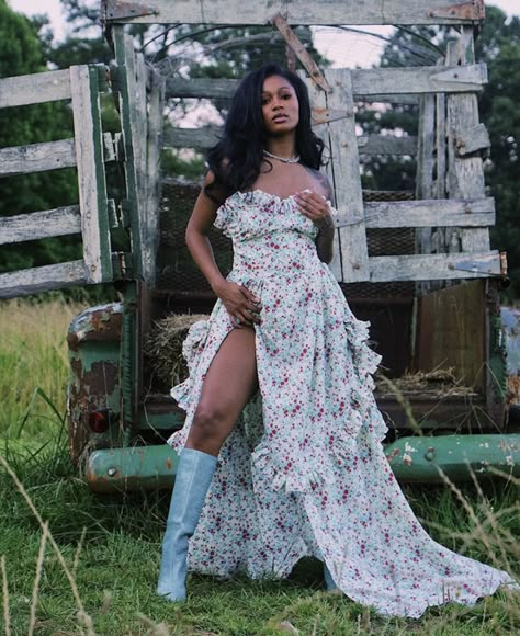 Summer Photoshoot Black Women, Black Cowgirl Photoshoot, Dess Dior Photoshoot, Birthday Shoot Outdoor, Nature Photoshoot Black Women, Photoshoots Black Women, Outside Photoshoot Ideas For Women Black, Natural Photoshoot Black Women, Outdoor Birthday Photoshoot Women