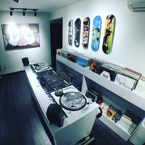 Turntable Furniture Design, Dj Lifestyle, Turntable Setup, Lp Music, Dj Table, Dj Turntable, Dj Room, Vinyl Room, Record Room