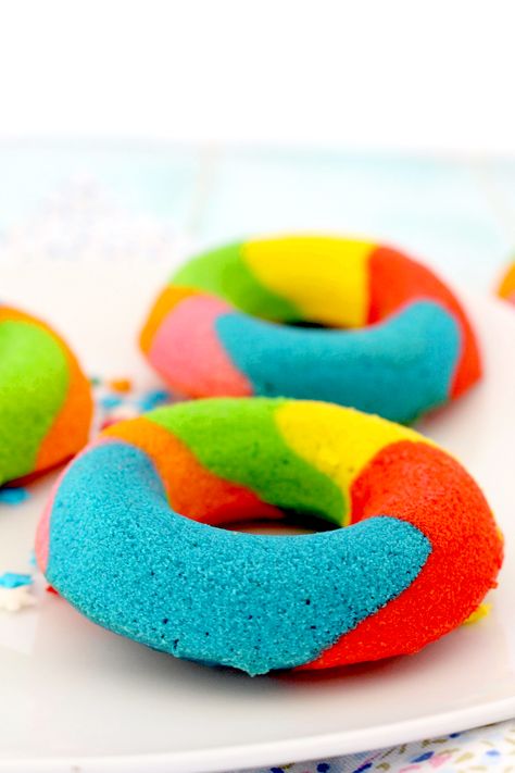 Prepara unos divertidos DONUTS de COLORES al horno ✅ Unos DONUTS de COLORES ideales para fiestas infantiles ✅DONUTS de VAINILLA Donuts Ideas, Peach Rings, Gummy Candy, Cake Pops, Sprinkles, Donuts, Candy