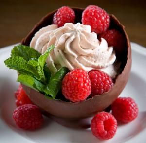 Chocolate Bowls with Raspberries & Chocolate Mousse | Nugget Market Recipes Chocolate Bowls, Chocolate Bowl, Chocolate Mousse Recipe, Raspberry Recipes, Mousse Recipes, Fancy Desserts, Chocolate Cups, Chocolate Raspberry, Chocolate Mousse