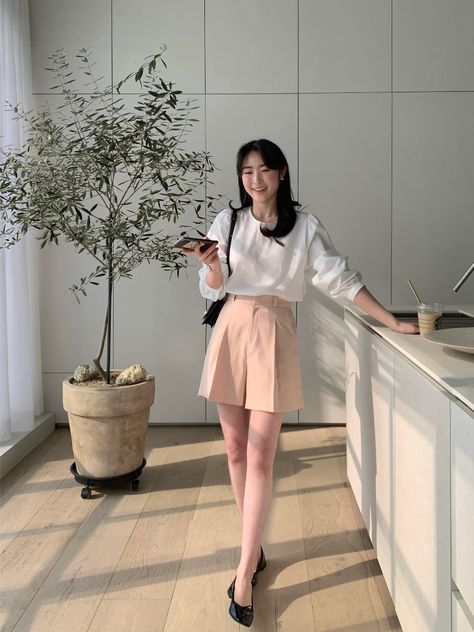 Korean Chic Flat, Loafers For Women Outfit Korean, Loafers Korean Outfit, Ootd Flat Shoes, Trouser Shorts Outfit Korean, Simple Elegant Korean Outfit, Flat Shoes Outfit, Flats Outfit, Easy Trendy Outfits