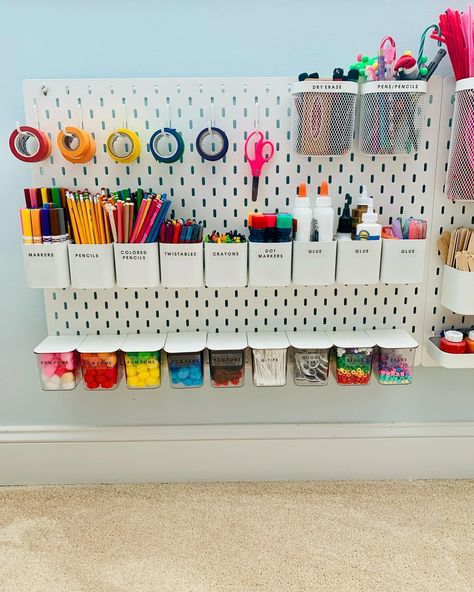 Kids Stationary Organization, Craft Corner For Kids, Kids Desk Organization Ideas, Kids Room Organization Small Spaces, Homeschool Space Ideas, Craft Organization Small Space, Small Kids Room Organization, Stationary Room, Small Art Room