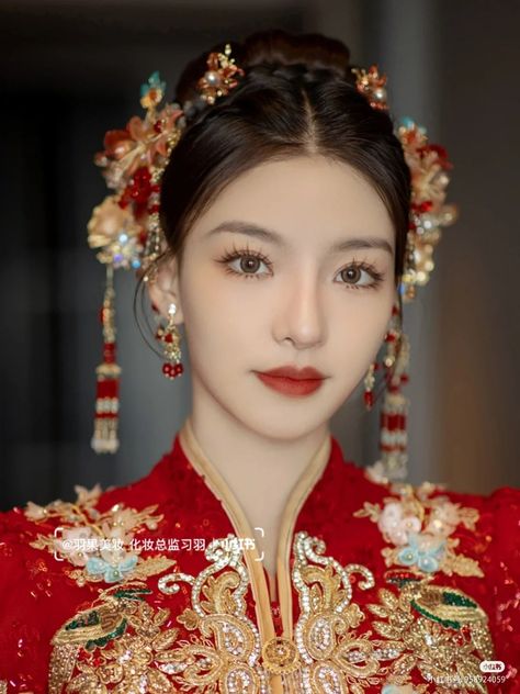 Cheongsam Hairstyle Modern, Chinese Wedding Makeup Brides, Chinese Bride Hairstyle, Chinese Wedding Hairstyles, Sangjit Hairstyle, Chinese Bridal Makeup, Cheongsam Hairstyle, Chinese Bride Makeup, Sangjit Hairdo