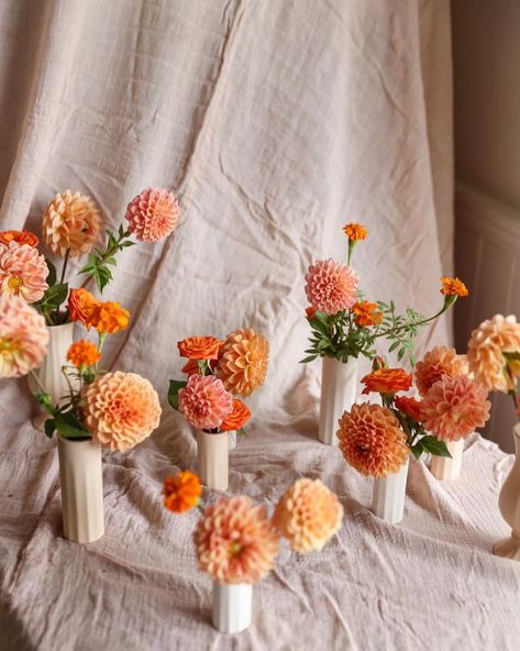 Narrow Dining Tables, Bud Vases Arrangements, Dahlias Wedding, Flower Therapy, Vase Arrangements, Orange Wedding, Table Arrangements, Wedding Mood, Table Flowers