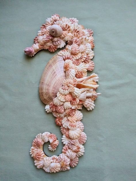 Mermaid Seashell Art, Flamingo Shell Art, Shell Artwork Seashells Wall Art, Clam Shell Crafts Diy Ideas, Diy Shell Crafts, Shell Art Projects, Diy Seashell Crafts, Seashell Seahorse, Sea Inspired Art