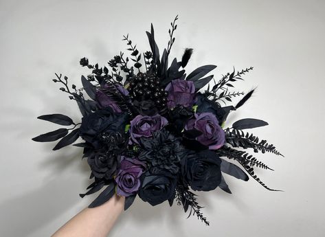 Black Bouquet Wedding, Wedding Dark Purple, Wedding Bouquet Black, Gothic Bouquet, Purple Black Wedding, Dark Purple Wedding, Dark Romantic Wedding, Converse Wedding, Wedding Gothic