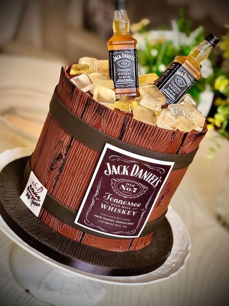 Barrel Cakes For Men, Alcohol Cake Designs For Men, Tort Z Whisky, Whisky Cake Design, Men 40th Birthday Cakes, Bolo Whisky, Alcohol Cake Ideas For Men, Jack Daniels Torte, Whisky Cake