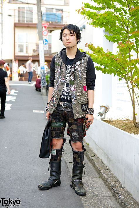 cool Punk fashion ... Yuhei | 4 July 2014 | #Fashion #Harajuku (原宿) #Shibuya (渋谷) #Tokyo (東京) #Japan (日本) Vest Patchwork, Punk Vest, Summer Punk, Folk Punk, Japanese Punk, Edgy Clothing, Comic Reference, Patch Pants, 80s Punk