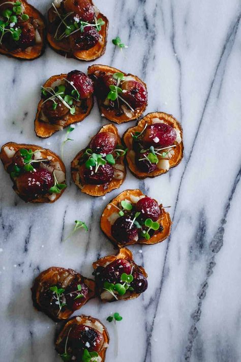 Sweet Potato Crostini, Favorite Party Appetizers, Toast Aperitif, Vegan Dinner Party, Vegan Finger Foods, Roasted Grapes, Vegan Starters, Canapes Recipes, Gourmet Appetizers