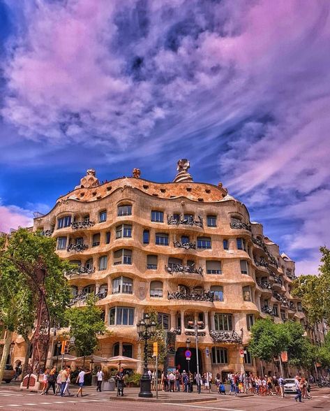 The magnificent Casa Milà, have you ever visited it? 😍  Thanks to @malonpla 📸  Tag @thisisbarcelona in your best shots in Barcelona! 😎… Casa Mila Barcelona, Antoni Gaudí I Cornet, Casa Mila, Gaudi Architecture, Architectural Ideas, 2024 Inspiration, Best Shots, Antoni Gaudi, Architecture Fashion