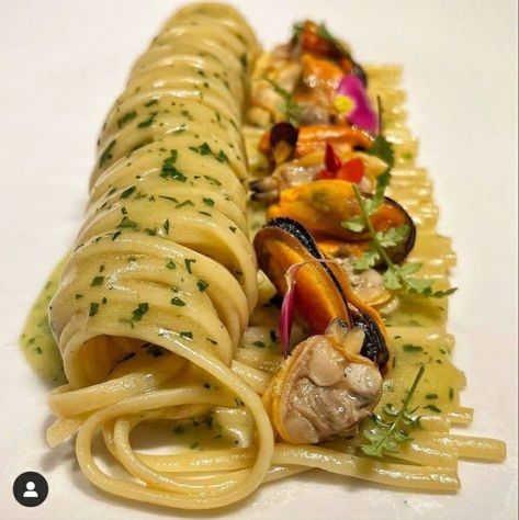 Fancy Pasta Plating, Beautiful Plated Food, Lasagna Plating Presentation, Spaghetti Plating, Gourmet Pasta Plating, Fine Dining Aesthetic, Food Plating Ideas, Michelin Food, Food Presentation Plates