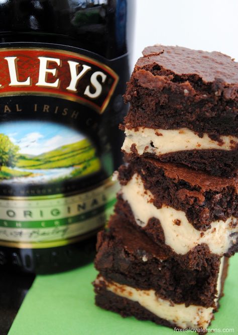 Bailey's Irish Cream Brownies Irish Cream Brownies, Baileys Recipes, Resep Brownies, Baileys Irish, Baileys Irish Cream, Irish Recipes, Irish Cream, Yummy Sweets, How Sweet Eats