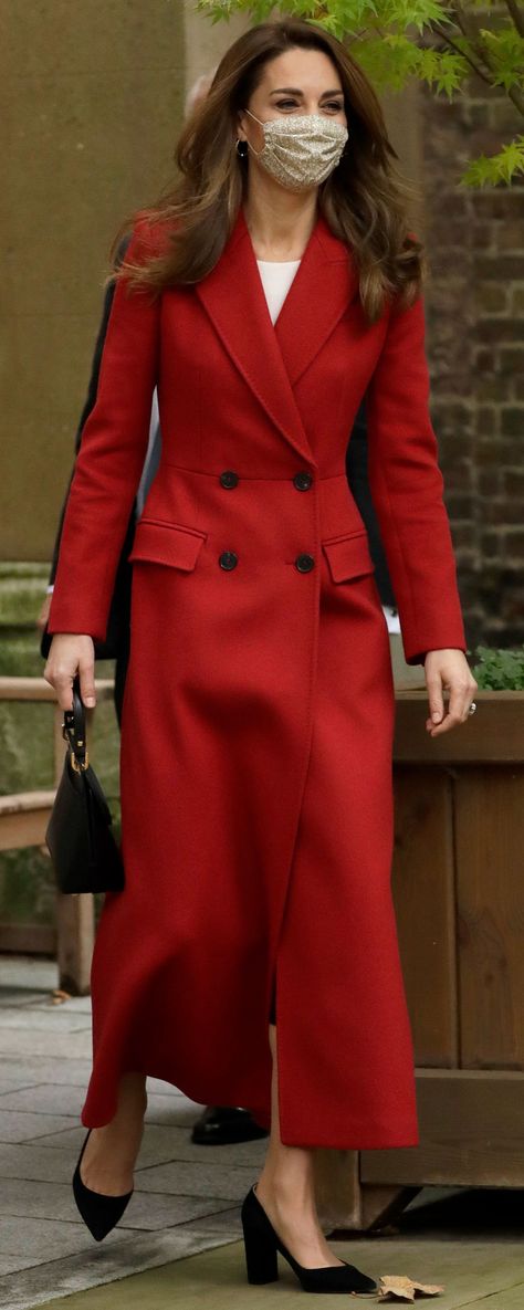 Alexander McQueen red double-breasted long coat as seen on Kate Middleton, The Duchess of Cambridge Red Wool Coat Outfit, Double Breasted Blazer Outfit Women, Kate Middleton Coat, Red Coat Outfit, Long Coat Outfit, Düşes Kate, Trench Coats Women Long, Looks Kate Middleton, Kate Middleton Outfits