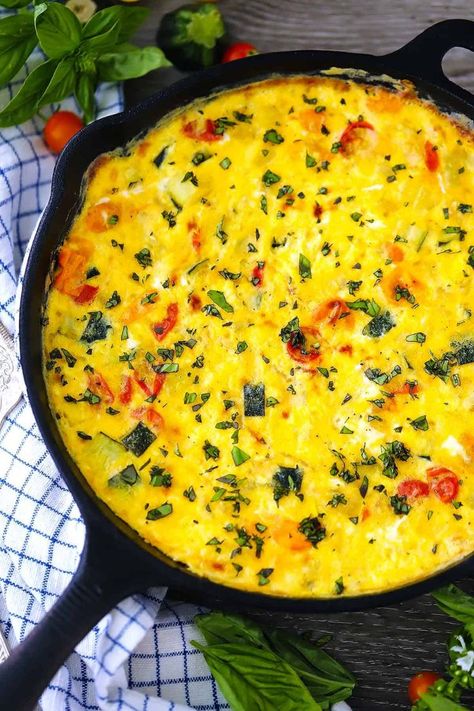 This Vegetable Frittata is loaded with zucchini, summer squash, and tomatoes- it's a super easy 20-minute low carb recipe! #frittata #lowcarb Zucchini Tomato Frittata, Yellow Squash Frittata, Zucchini Mushroom Frittata, Squash Frittata, Fritata Recipe, Vegetable Frittata Recipes, Tomato Frittata, Mushroom Frittata, Zucchini Frittata