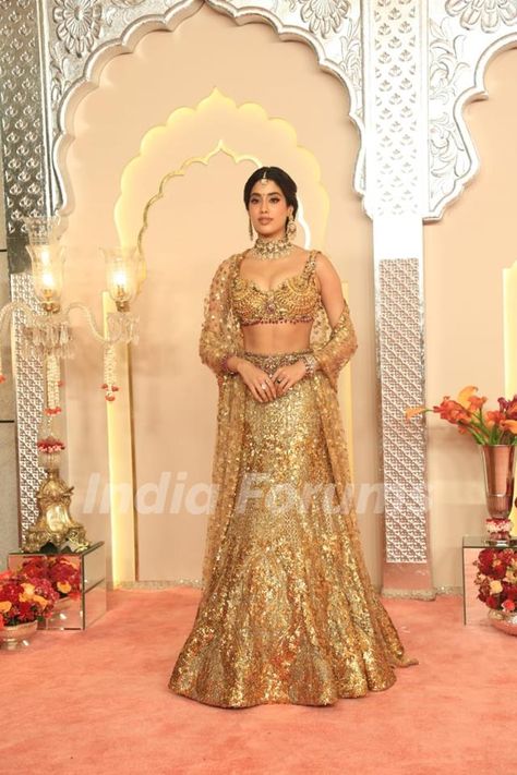 Janhvi Kapoor at Anant Ambani and Radhika Merchant's Wedding Ceremony Jhanvi Kapoor Ambani Wedding, Jahanvi Kapoor Lehenga, Anant Ambani Wedding, Indian Asthetics, Ambani Wedding, Anant Ambani, Jhanvi Kapoor, Sangeet Outfit, Indian Outfits Lehenga