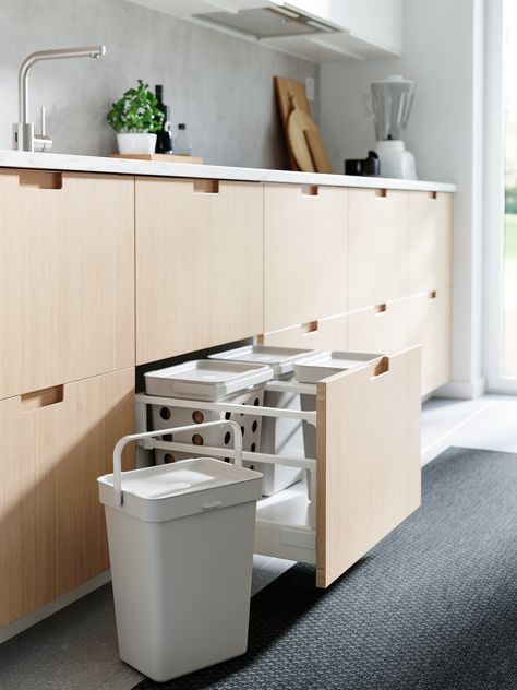 A kitchen where sustainability is a top priority - IKEA Types Of Waste, Appliances Design, Sleek Kitchen, Sustainable Kitchen, Cutlery Tray, Outdoor Cafe, Integrated Handles, Scandinavian Kitchen, Outdoor Market