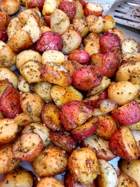 Baked Small Red Potatoes In The Oven, Small Potatoes Recipe Ovens Easy, Oven Roasted Red Potatoes Easy, Baby Red Potato Recipes, Roasted Potatoes Red, Roasted Potatoes In Oven, Heirloom Potatoes, Roasted Small Potatoes, Small Potatoes Recipe