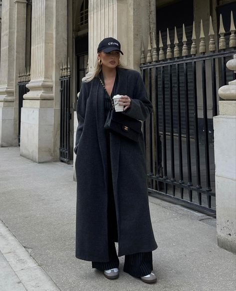 Maxi Coat Outfit, Old Money Fashion, Female Office, Money Fashion, Cute Work Outfits, Professional Outfits Women, Mode Abaya, Business Outfits Women, Corporate Outfits