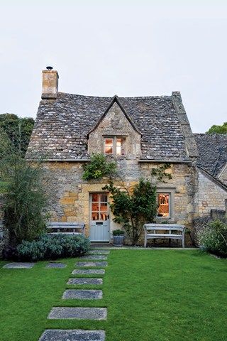 Caroline Holdaway Cotswold Cottage | Real Homes | Interior Design (houseandgarden.co.uk) Cotswold Cottage, Case In Pietra, Cotswolds Cottage, Stone Cottages, Casa Country, Style Cottage, Dream Cottage, Stone Cottage, French Cottage