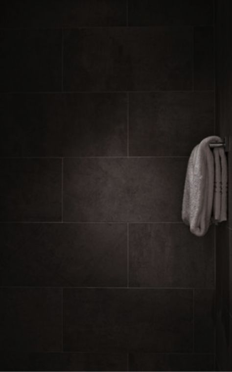 How to freshen up your bathroom for cheap. Moody dark tiles and grey towels Slate Shower Tile, Small Bathroom Trends, Home Interior Bedroom, Slate Shower, Home Remodeling Exterior, Small Bathroom Wallpaper, Remodeling Trends, Rustic Bathroom Vanities, Bathroom Red