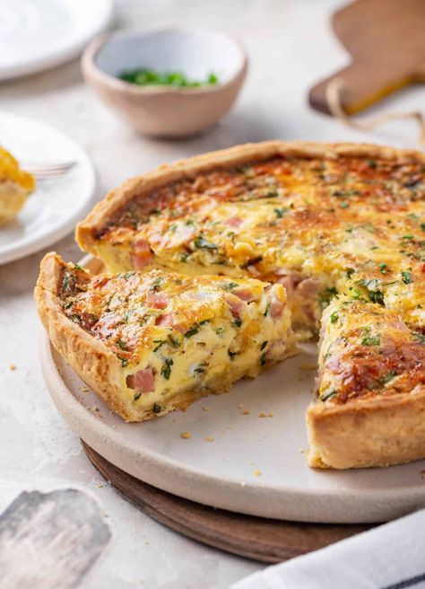 This Ham and Cheese Quiche recipe is a crowd-pleaser, whether you serve it for breakfast, brunch, or dinner. Ham Quiche Recipe, Ham And Egg Casserole, Breakfast Quiche Recipes Easy, Cheese Quiche Recipe, Ham And Cheese Quiche, Ham Breakfast, Breakfast Quiche Recipes, Quiche Recipes Easy, Ham Casserole