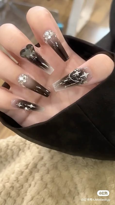 Korean Nail Black, Black Jelly Nails Aesthetic, Black Xiaohongshu Nails, Korean Nails Black And White, Black Nails Korean Style, Xiaohongshu Nails Black, Black Nail Art Elegant, Aesthetic Korean Nails, Black Crystal Nails