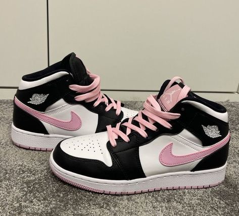 Sneaker Aesthetic, Sepatu Air Jordan, Sneakerhead Room, Fire Shoes, Pretty Sneakers, Trendy Shoes Sneakers, Dr Shoes, Nike Fashion Shoes, Nike Shoes Girls