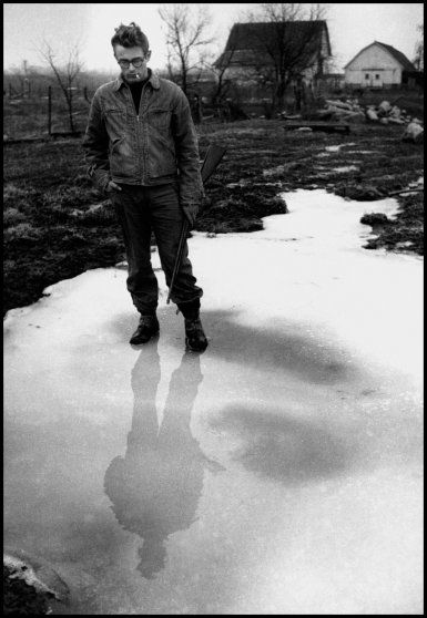 James Dean in Fairmount, Indiana, 1955. 90s Fashion Men Outfits, Fashion Men Outfits, Dennis Stock, Gjon Mili, Jim Stark, Celine Sciamma, James Dean Photos, Jimmy Dean, 90s Fashion Men