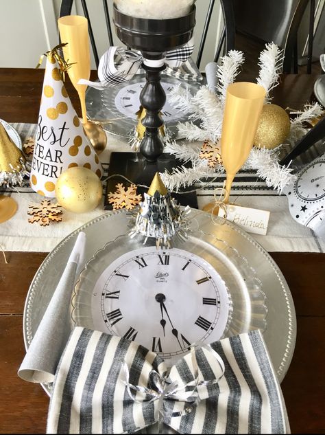 New Years Eve Table Setting, Tables Centerpieces, Easy Party Favor, Simple Table Settings, Midnight Kisses, New Year Table, Gold Christmas Ornaments, Party Table Settings, Tablescape Ideas