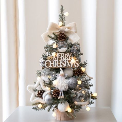 Mini Bedroom Christmas Tree, Small Table Christmas Tree, Christmas Mini Tree Decor Ideas, Christmas Tree Ideas Mini, Small Decorated Christmas Trees, Decorated Mini Christmas Trees, Mini Christmas Tree Themes, Mini Christmas Tree Decorations Ideas, Mini Christmas Tree Aesthetic