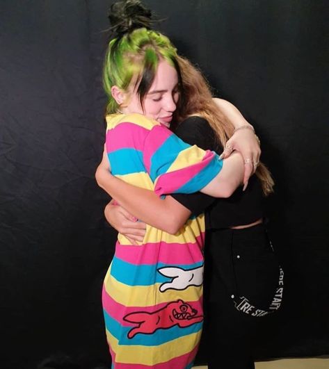 billie eilish during m&g today in prague #billieeilish #billieeilishedits #billieeilishmusic Billie Eilish Meet And Greet, Billie Eilish Hugging Fans, Billie Eilish With Fans, William Eilish, I Want A Hug, Lion King Pictures, A Magazine, American Singers, Art Director