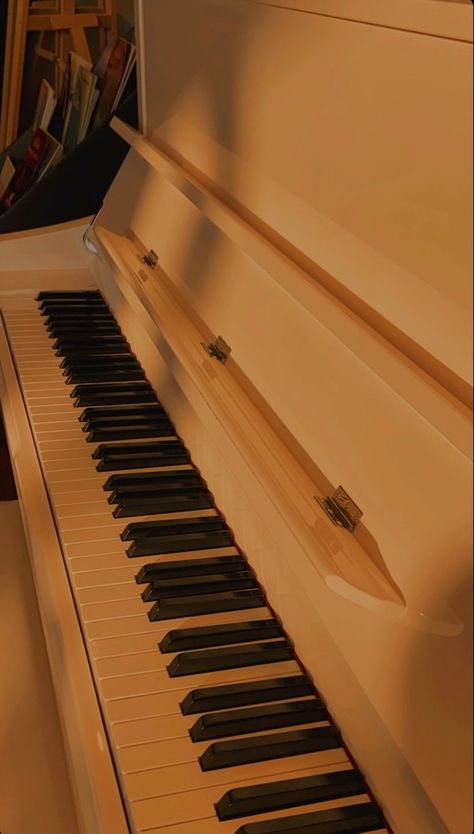 a yamaha piano, with a golden lightning, kind of aesthetic Beige Piano Aesthetic, Yellow Piano Aesthetic, Piano Brown Aesthetic, Orange Piano Aesthetic, Piano Vintage Aesthetic, Piano Aesthetic Wallpaper, Orange Piano, Golden Hour Piano, Aesthetic Piano