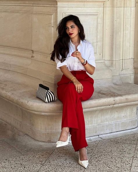 Professional Summer Work Outfits, Red Trousers Outfit, Red Pants Outfit, Stile Blair Waldorf, Rok Outfit, Red Trousers, Nashville Outfits, فستان سهرة, Classy Work Outfits