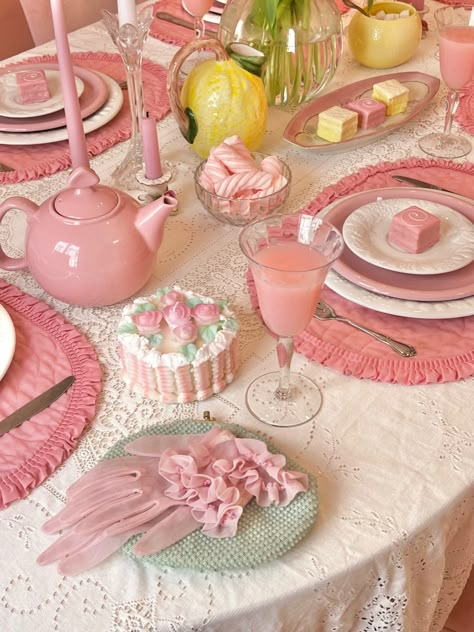 Barbie Tea Party, Heart Cake Designs, Pink Aesthetic Pictures, Vintage Cake Decorating, Tea Party Aesthetic, Heart Cake Design, Bridgerton Tea Party, Vintage Heart Cake, Pink Tea Party