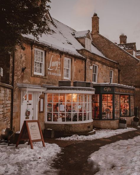 One from the snowy Cotswolds yesterday. There are so many cars in Stow on the Wold it’s kinda hard to photograph. This corner was super… Stow On The Wold, English Village, Village House, Village Life, Village Houses, English Countryside, British Isles, Christmas Village, On The Ground