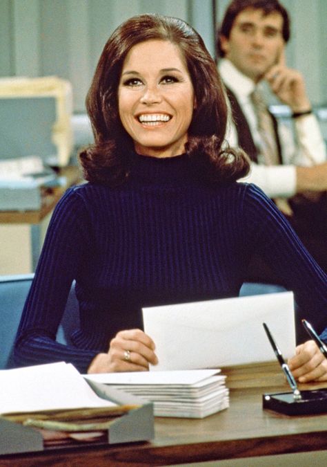 Mary Tyler Moore Hair, Nora Ephron Aesthetic, Mary Tyler Moore Style, Mary Taylor Moore, Valerie Harper, Working Girl Style, Mary Tyler Moore Show, Nora Ephron, Tyler Moore