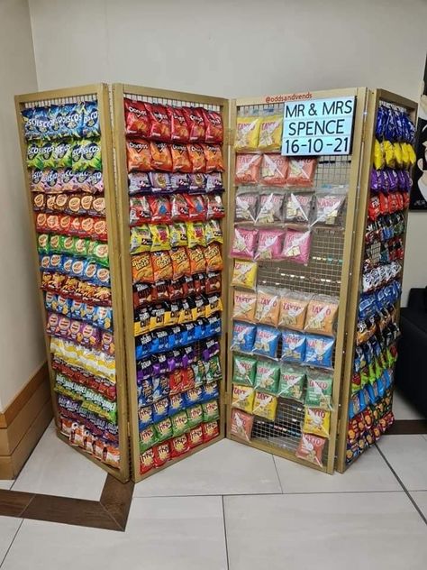 Snack Stand Display, Sweet Display Ideas, Diy Chip Display, Chip Wall Wedding, Diy Candy Display, Diy Candy Stand Display Ideas, Candy Selling Ideas, Candy Display Store, International Festival Ideas