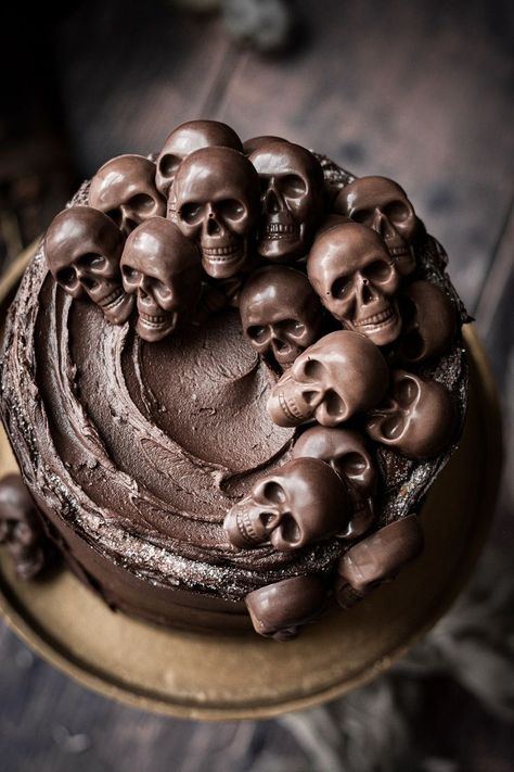 Cake For Halloween, T�årta Design, Ginger Chocolate, Skull Cake, Spooky Food, Halloween Food Treats, Halloween Baking, Halloween Chocolate, Halloween Dinner