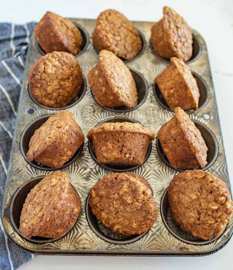 Brown sugar oatmeal muffins have all the spicy and sweet warming flavors that you love in baked goodies, and they're moist, super simple, and full of natural fiber! Breakfast lovers unite! These fibrous, sweet, and warmly spiced muffins are so so easy and even more tasty! They make for a perfect breakfast food or snack any day. #muffins #muffinrecipe #easymuffinrecipe #easymuffins #oatmealmuffins #brownsugarmuffins #oatmealbrownsugarmuffins #brownsugaroatmealmuffins Honey Bran Muffins, Brown Sugar Muffins, Spiced Muffins, Fiber Breakfast, Honey Muffins, Breakfast Cake Recipes, Oatmeal Muffin Recipes, Bran Muffin Recipes, Brown Sugar Oatmeal