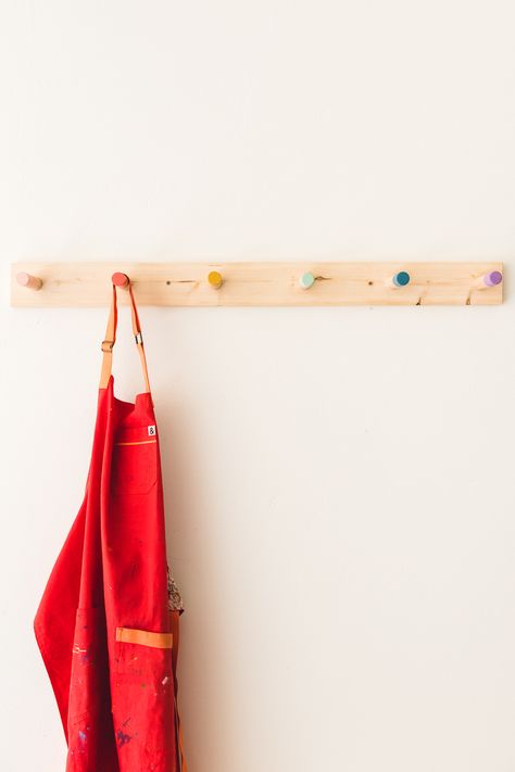 Toddler Coat Rack, Diy Wood Coat Rack, Coat Hooks Diy, House Projects Diy, Diy Coat Hooks, Kids Coat Rack, Diy Hat Rack, Wood Clothing, Diy Interior Design