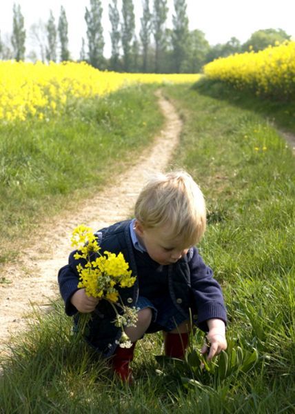 Kind Photo, Picking Flowers, Cool Baby, We Are The World, Jolie Photo, 인물 사진, The Grass, Simple Pleasures, Country Life