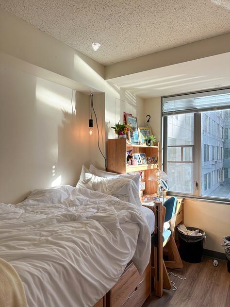 The best freshman dorm on campus🫶 Nyu Campus Dorm, Nyu Dorms, Nyu Dorm, Nyu Campus, Campus Dorm, University Hall, Freshman Dorm, Nyc Apartment, Tiny Homes