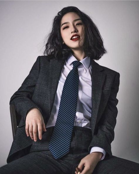 Suit And Tie Aesthetic, Women Suit And Tie, Suits Tuxedo, Androgynous Women, Women In Tie, Tie Outfit, Masc Women, Rock And Roll Fashion