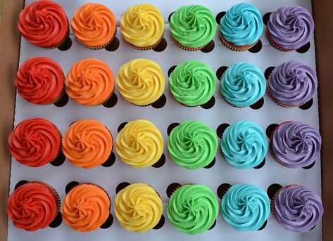 Pride Cupcakes, Paper Cakes, Rainbow Desserts, White Cupcakes, Wedding Cake Recipe, Rainbow Cupcakes, Rainbow Food, Chocolate Chip Recipes, Health Desserts