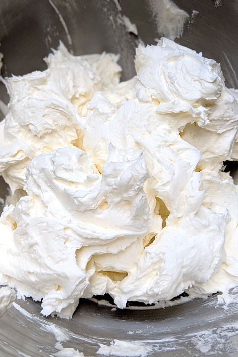 Fluffy White Buttercream Frosting, Creamy White Cake With Buttercream Frosting, Best White Icing For Cakes, Best White Frosting For Cake, Best Icing For White Cake, White Frosting Cake Decoration, Best Wedding Cake Icing, Best Frosting For White Cake, White Cake Frosting Recipe