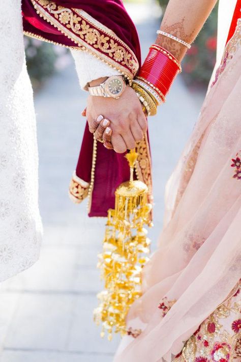 We love how this gorgeous wedding in Sonoma, California beautifully blends together Sikh and Hindu wedding traditions into one breathtaking affair. With three outfit changes, overflowing blush roses and white hydrangeas, you are in for a treat! Punjabi Wedding Pictures, Photos For Dp, Bridal Chooda, Layer Dresses, Punjabi Wedding Couple, Nimrat Khaira, Indian Wedding Poses, Wedding In California, Bridal Lengha