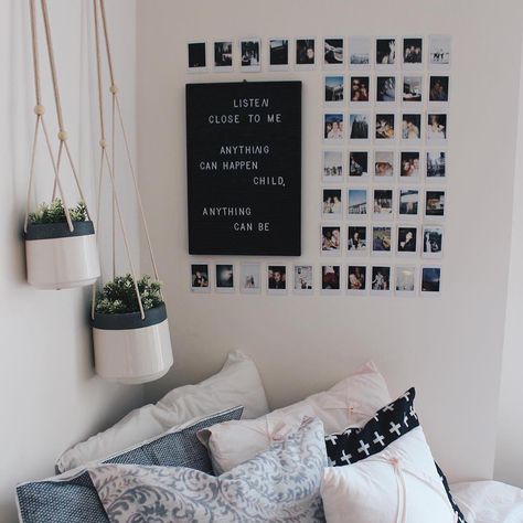 Decorate a space in your room with pictures from your favorite memories. Elegant Dorm Room, Minimalist Dorm, Teenage Room Decor, Dorm Diy, Dorm Room Diy, Uni Room, Tumblr Rooms, Dorm Room Organization, Cute Dorm Rooms