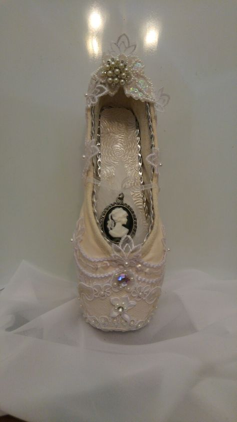 Breath of Life decorative pointe shoe, Narnia recital Decorating Pointe Shoes, Decorated Ballet Shoes, Custom Pointe Shoes, Snow Queen Pointe Shoes, Decorate Pointe Shoes, Ballet Pointe Shoes Decorated, Point Shoe, Ballet Crafts, Whimsical Shoes